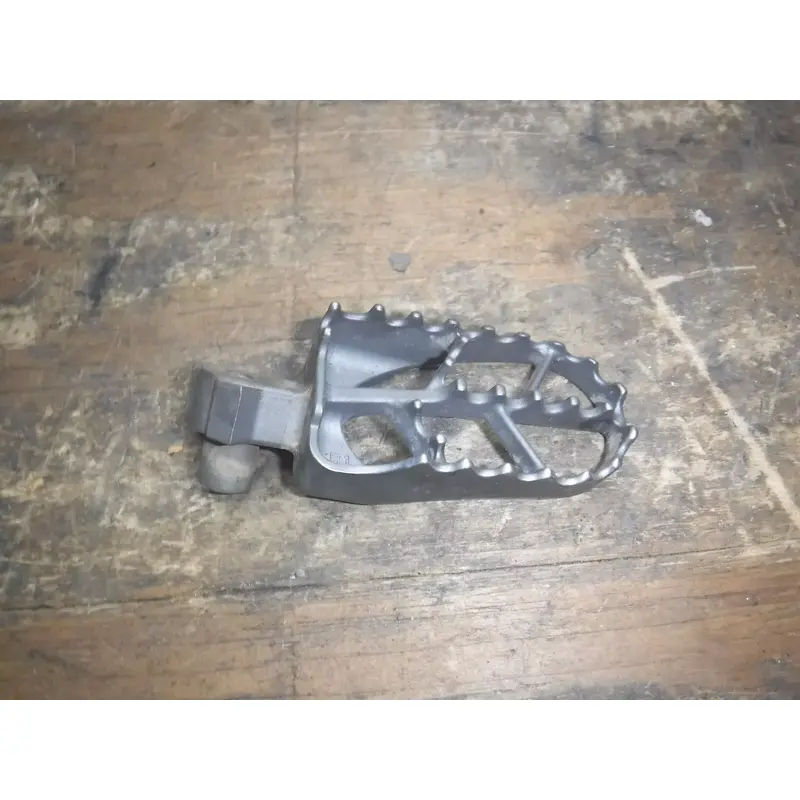 (M1) 2004 Yz250 Yamaha Right Side Foot Rests Peg Frame Fitting Boot Pedal